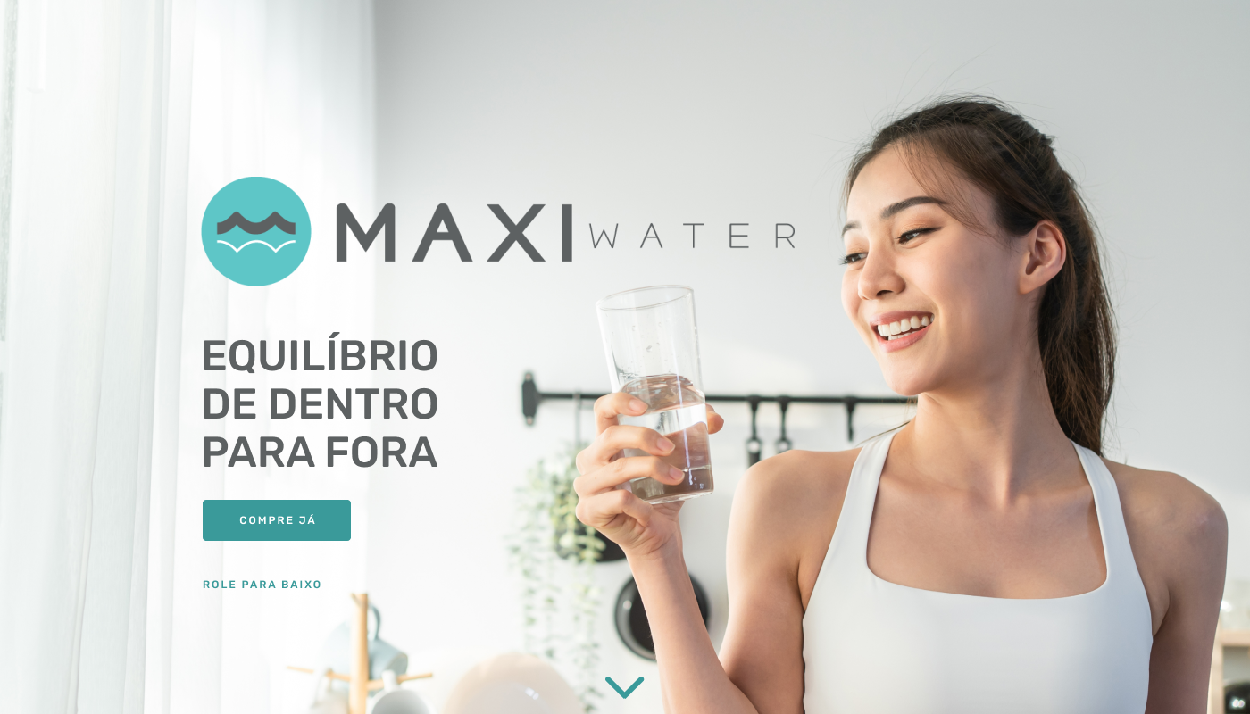 Mulher segurando um copo de água filtrada com o texto: ÁGUA ALCALINA DE VERDADE Equilíbrio de dentro para fora